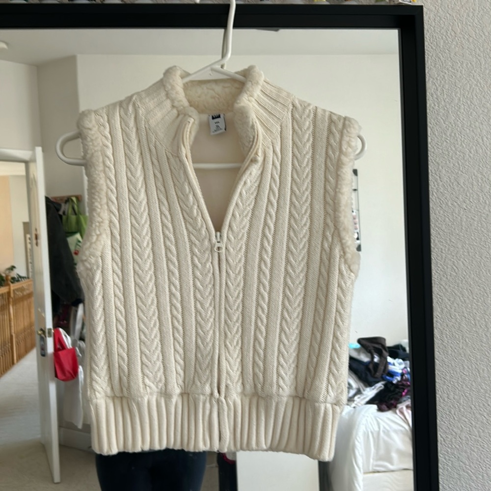 GAP - white sweater vest